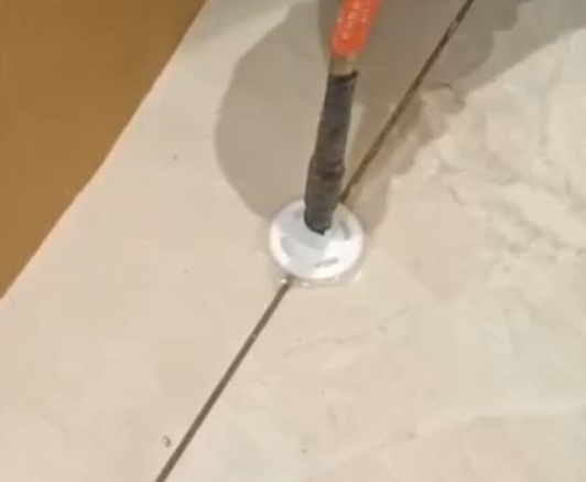 河池瓷砖空鼓维修公司专业解答瓷砖在铺贴过程中，如果没有涂抹均匀到位的粘结材料（如水泥砂浆或瓷砖胶），可能会导致以下问题